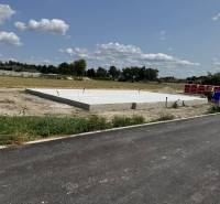 Stavba rodinného domu v Hornom Bare se základovou deskou na pozemku.