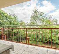 Balkon s výhledem na zelený exteriér v 2-pokojovém bytě, Mierová ulice, Bratislava - Ružinov.