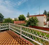 Balkon rodinného domu na ulici Boženy Němcové v Komárně s výhledem na zahradu.