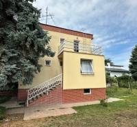 Rodinný dům na ulici Boženy Němcové, Komárno, s exteriérem a schodištěm vedoucím do patra.