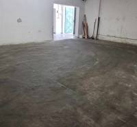 Pohled do skladového prostoru na ulici Železniční, se vstupem a halou.