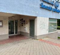 Vstup do budovy na náměstí Martina Benku v Bratislavě, 2-pokojový byt.
