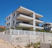 Exteriér 4pokojového bytu ve městě Vodice ukazuje moderní novou budovu.