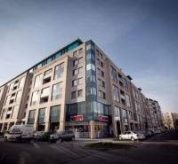 Vícepodlažní budova s obchodními prostory na Vajnorské ulici, Bratislava - Nové Město.