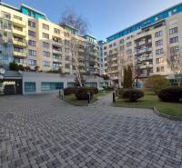 Bytový komplex s vnitřním nádvořím a dlážděným chodníkem na Vajnorské v Bratislavě - Novém Městě.