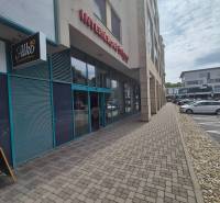 Obchodní prostory na Vajnorské ulici v Bratislavě - Novém Městě s prosklenými výlohami.