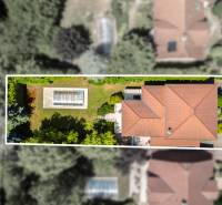 Pohled shora na rodinný dům s bazénem na Malokarpatské ulici v Limbachu.