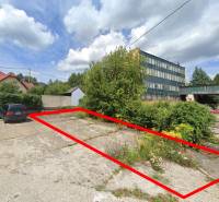 Pozemky - komerční v Handlové na Štrajkové, vedle parkoviště a administrativních budov.