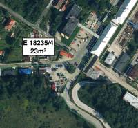Letecký pohled na pozemek 23m² na Štrajkové ulici v Handlové.