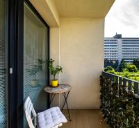 Balkon z 2-pokojového bytu s výhledem na Strážovskou ulici v Košicích, Západ.
