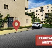 Parkovací místo na Strážovské v Košicích - městské části Západ u dvoupatrové budovy.