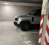 Auto zaparkované v garážích na Bratislava - Rača, Pri Šajbách, vedle označení místa 53.