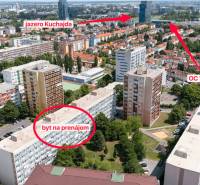 Letecký pohled na obytné budovy v Bratislavě na Československých parašutistů, blízko Kuchajdy.