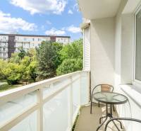 Balkon 2pokojového bytu nabízí výhled na zeleň a obytné domy v Bratislavě.