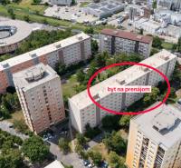 Letecký pohled na obytné budovy s označeným 2-pokojovým bytem v Bratislavě – Novém Městě.