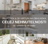 Kuchyně a koupelna v 2pokojovém bytě, se zaskleným balkonem a výhledem na okolí.