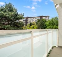 Balkon s výhledem na zeleň a obytné domy v Bratislavě - Nové Město.