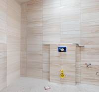 Koupelnové obklady a příprava na instalaci sanitárního vybavení v rodinném domě.