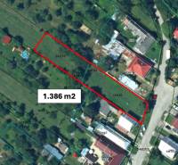 Letecký pohled na parcelu 1 386 m² v Moravském Lieskovém na výstavbu domů.