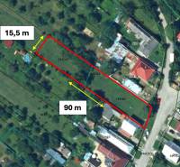 Letecký pohled na pozemek pro výstavbu domů v Moravském Lieskovém, rozměry 15,5 x 90 metrů.