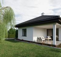Rodinný dům s terasou na ulici Pánská niva, obklopený zeleným trávníkem a stromy.