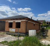 Rodinný dům ve výstavbě na Pánské nivě v Hlohovci, cihlová konstrukce, šikmá střecha.