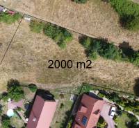 Letecký pohled na pozemek 2000 m² vhodný k bydlení v Banské Štiavnici na ulici SNP.