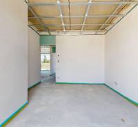 Interiér rodinného domu s dokončenou omítkou a připravenou elektroinstalací.