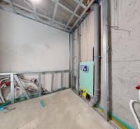Výstavba koupelny s rozvody a instalacemi v rodinném domě.