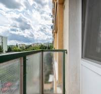 Balkon v Košicích na ulici Boženy Němcové nabízí výhled na okolní paneláky.
