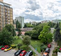 Pohled na obytný blok, zeleň a parkoviště v Košicích, městské části Sever, na ulici Boženy Němcové.