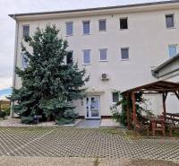 Budova na Šamorínské ulici s parkováním, spojená s kanceláří Real Home. Sklady a haly.
