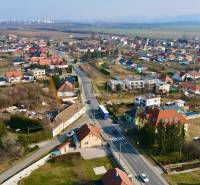 Pohled na domy a ulice v Chrabranech, Topoľčany, pod jasnou oblohou.