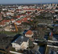 Panoráma vily v Topoľčanech na ulici Sportovců s červenými střechami domů.