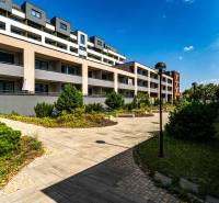 Bytový komplex na Strojárenské ulici v Košicích s moderní architekturou a zeleným okolím.