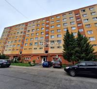 Bytový dům v Prievidzi s parkovacími místy a zelení, vhodný pro 3-pokojový byt.