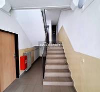Schodiště v bytovém domě, kovové zábradlí, požární skříňka. Průchod do 3pokojového bytu, Prievidza.