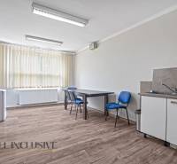 Kanceláře: vybavení obsahuje stůl, židle, umyvadlo, vodovodní baterii a žaluzie.