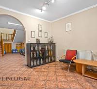 Kanceláře s výstavní skříní, odpočinkovou zónou a schodištěm.