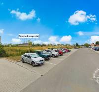 Parkoviště vedle komerčního pozemku na Průmyslové ulici v Piešťanech.