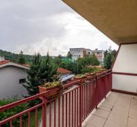 Balkon ve 4-pokojovém bytě na Guothově ulici v Bratislavě s výhledem na zeleň.