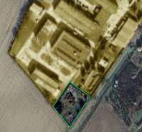 Letecký pohled na komerční pozemky v Trenčianských Bohuslavicích se starými budovami.