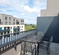 Balkon 3-pokojového bytu na Pieskové ulici v Nitře s výhledem na okolní krajinu.