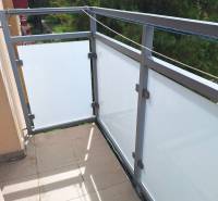 Balkon s výhledem na zeleň ve 2pokojovém bytě na Pavlovičově náměstí, Prešov.