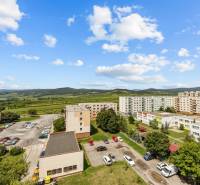 Svätoplukova ulice v Pezinku, panelové bytovky a parkoviště, ideální výhled pro 2-pokojový byt.