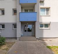 Vchod do bytového domu na ulici Jána Jonáša v Devínské Nové Vsi, Bratislava.