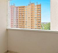 Balkon z 3-pokojového bytu s výhledem na barevný panelák v Devínské Nové Vsi.