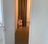 Otevřené dveře vedoucí do úložného prostoru v obchodních prostorách.
