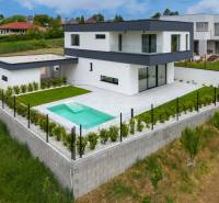 Rodinný dům v Nitře - Čermáni s bazénem a upraveným trávníkem, moderní architektura.