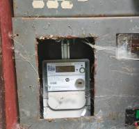 Starý elektrický rozvaděč s pavučinou uvnitř chaty.
